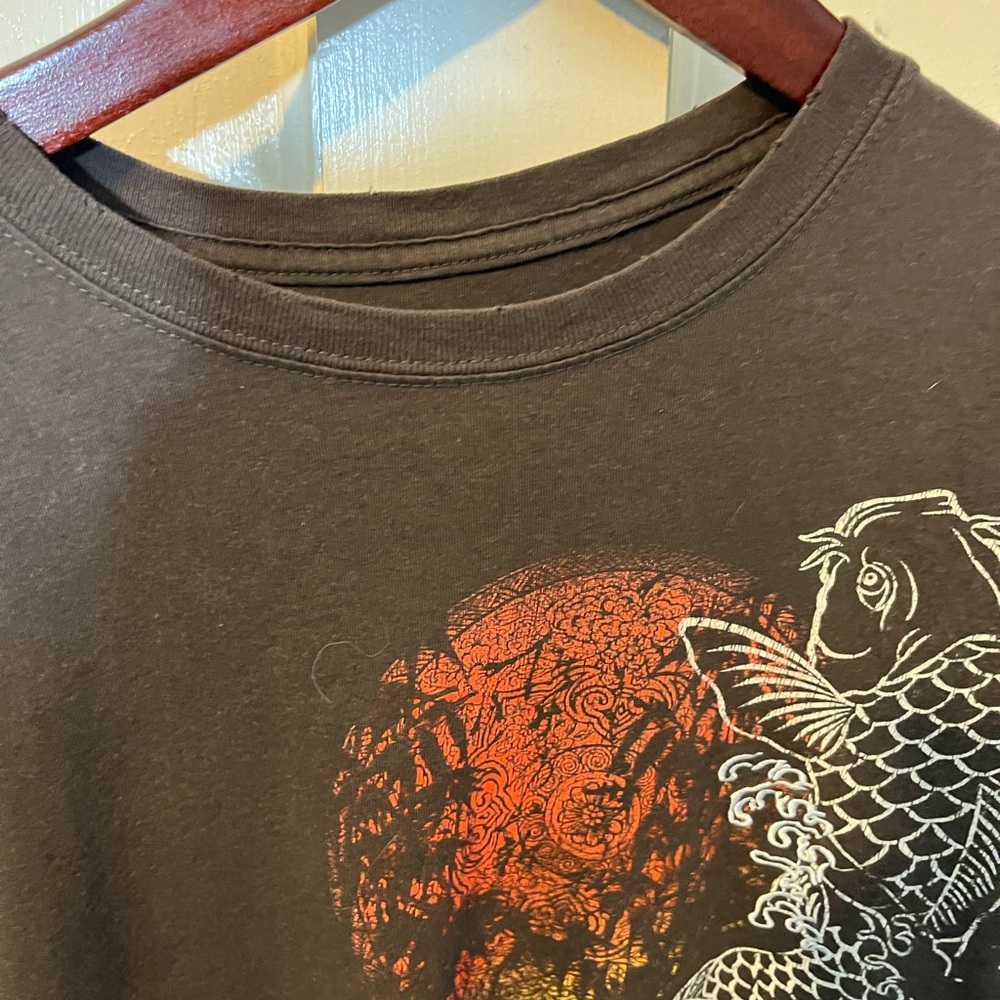 Men’s Small Grey Crewneck Shortsleeved Tshirt w Koi Sun Graphic Image Preloved - Picture 3 of 5